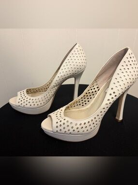 BCBG eneration Sherrie White Perforated Peep-Toe Platform Pumps sz 9